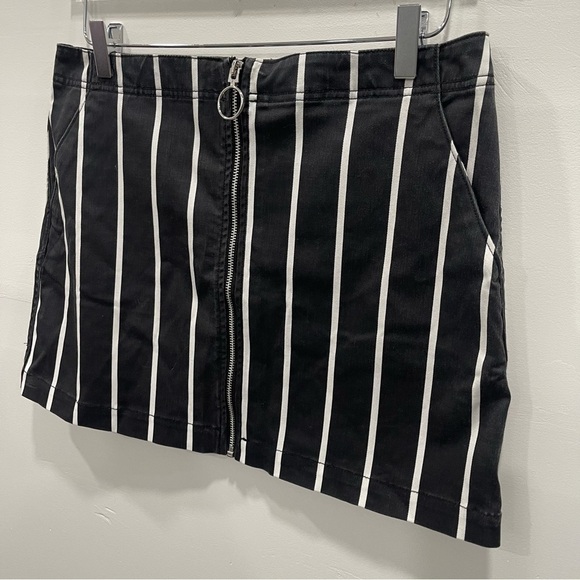 Volcom Frochickie Stripe Mini Skirt Zipper Front Black White Size Medium - Picture 5 of 12